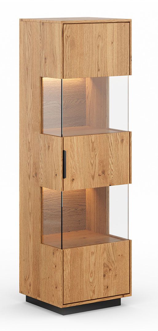 Vitrine Rania 02 aus Massivholz, in Eiche Natur, 147 x 43 x 39 cm, Griffe aus Metall, 5 Fächer, 4 Einlegeböden, 1 Tür, inkl. LED-Beleuchtung, Soft-Close